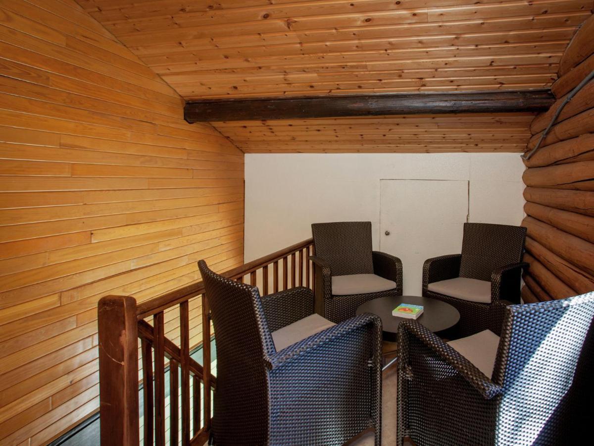 Open Wooden Chalet Built Against A Hill Francorchamps Eksteriør bilde