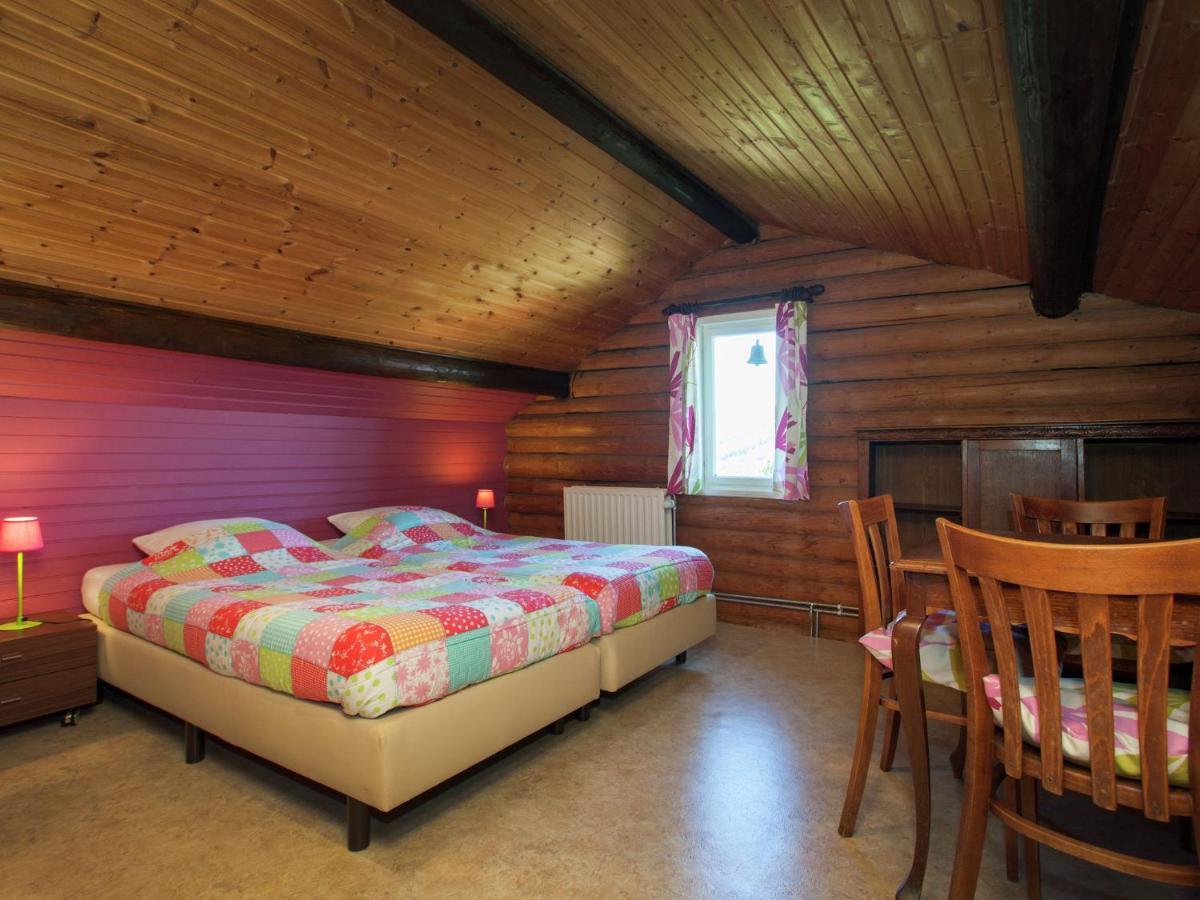 Open Wooden Chalet Built Against A Hill Francorchamps Eksteriør bilde
